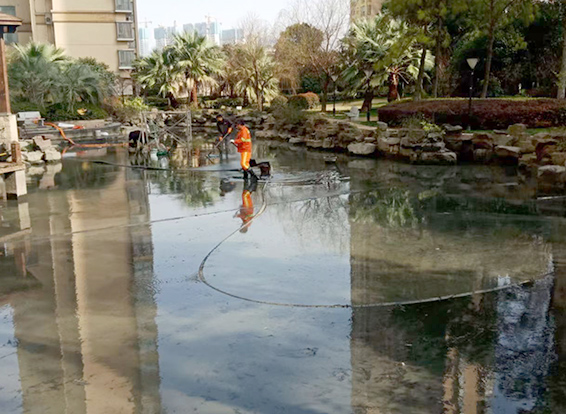 东宝景观池淤泥清理