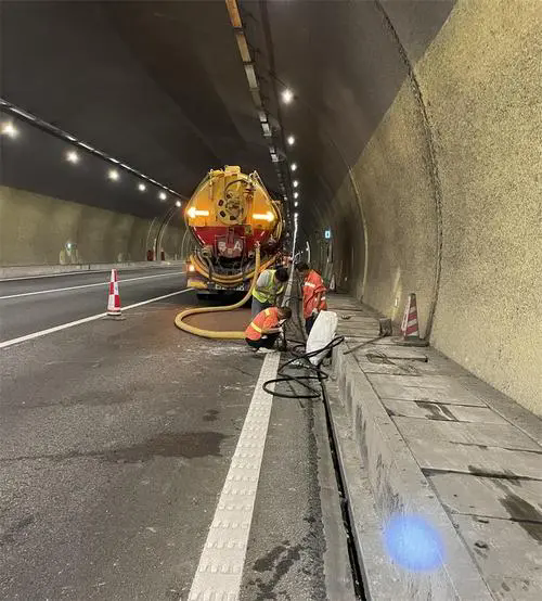 东宝隧道排水渠清淤